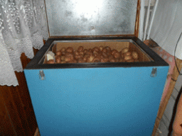 Ящик для зберігання картоплі на балконі.