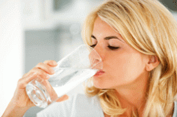 Как правильно пить воду: советы гастроэнтеролога