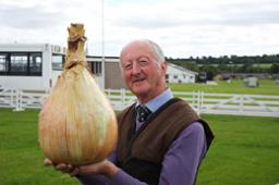 Английский пенсионер Питер Глэйзбрук нашел способ решения продовольственной проблемы. У себя на приусадебном участке он успешно выращивает особым способом гигантские овощи. Например, 8-киллограммовый лук.