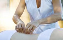 Медики рекомендують масаж для лікування остеохондрозу.