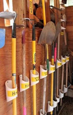 Cделать cвоеобразный органайзер для садовых инструментов для дачи или для гаража можно довольно быстро и просто из остатков сантехнической ПВХ трубы.