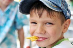 Ученые из Университета Аделаиды утверждают, что дети, которые уже в возрасте до 2-х лет хорошо знали вкус сладостей, фастфудов и газировки, имели самый низкий IQ.